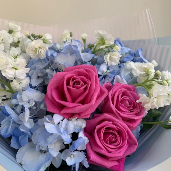 Букет с голубой гортензией и другими цветами - фото 5
