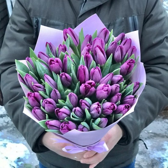Букет из 51 фиолетового тюльпана - фото 2