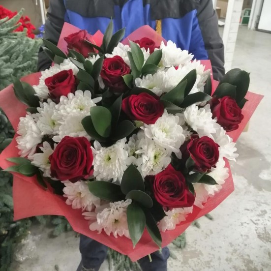 Букет «Бордовые розы и белые хризантемы» - фото 6