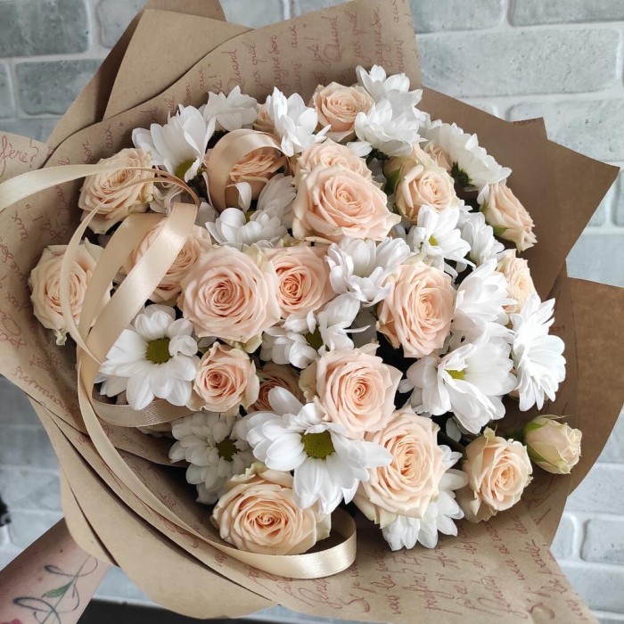 Букет «Белые хризантемы с розами»