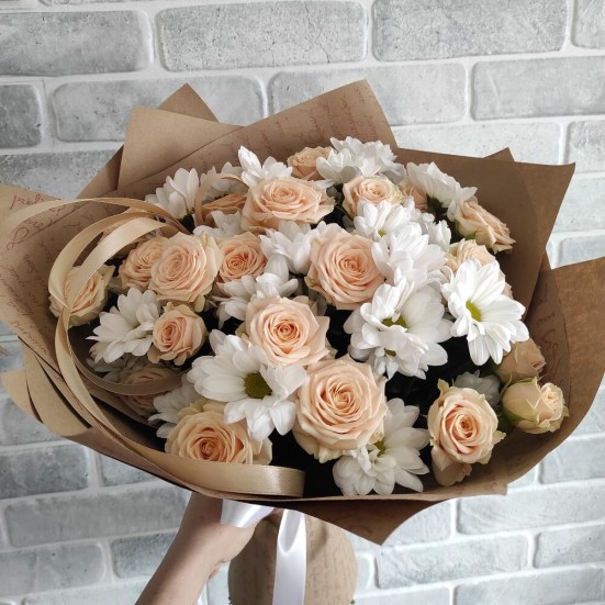 Букет «Белые хризантемы с розами» - фото 3