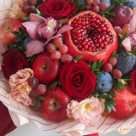 Букет из фруктов и цветов - фото 5