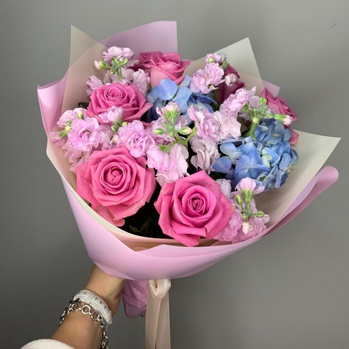 Букет с голубой гортензией и розами